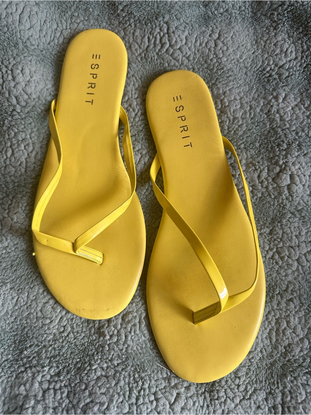 Esprit lemon yellow flip flops sz 11